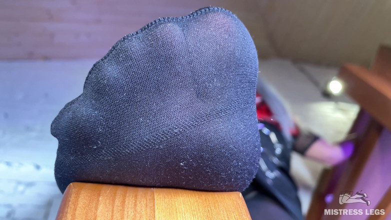 Mistress Legs: Mina luktfötter i svarta strumpbyxor retas ovanför dig ansikte på...