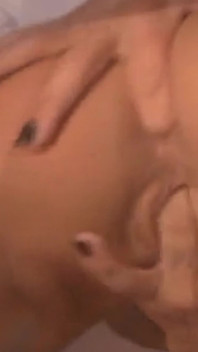 Mager brunett ger sitt första gloryhole