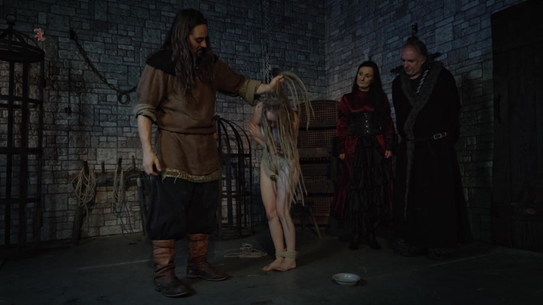 Inquisition and prison world: Ad una strega nuda selvaggia viene dato un osso succoso...