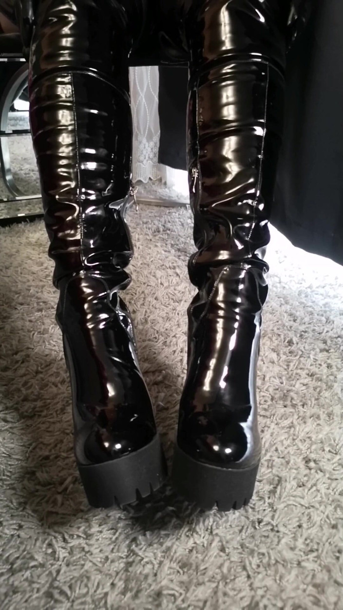 Lady Lena XXX: Lèche mes bottes en cuir breveté et instruction