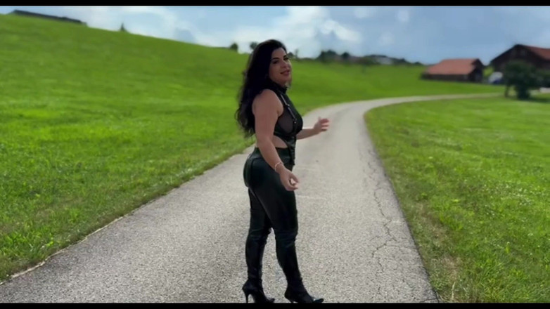 LadyAyse5: Você começa a lamber o chão em que estou andando
