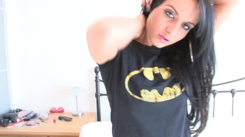 Lesbian Illusion: Sexy brunetka teen pózuje nahá na posteli