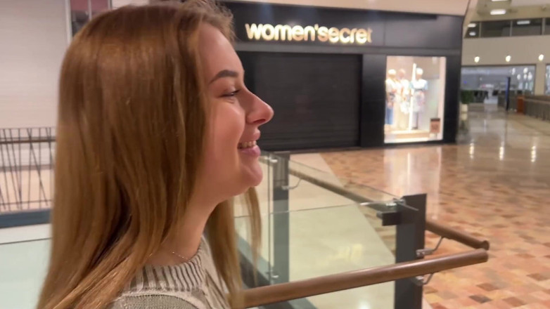 Andrew Oster: 映画館での最初の出会いは、大きなお尻を持つブロンドの女性とのセックスにつながり、中に射精した