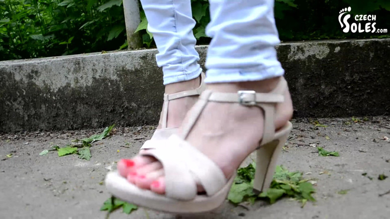 Czech Soles - foot fetish content: Sandal bertumit tinggi di taman