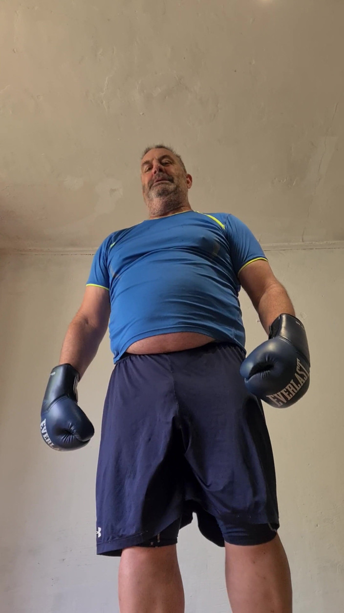 Punchbagplz: Silver styvfar boxare - förstapersonsvy studioinbjudan gått fel