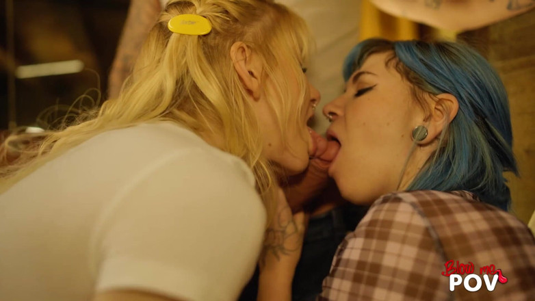 Blow me POV: Blow me pov - dos chicas tatuadas chupan una polla enorme
