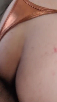 日本の赤ん坊は彼女の毛の猫が様々な位置でアマチュアの男によって突っ込まれます