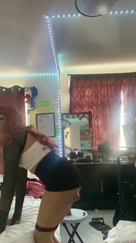 Sexy fem chlapec v kanceláři ind