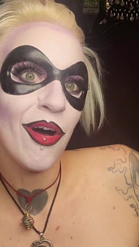 Harley Quinn seduz asa noturna