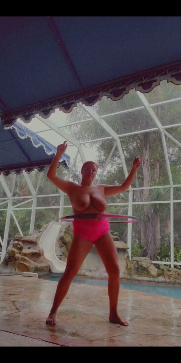 Annabelle Rogers: Un giorno di pioggia allenamento in topless a bordo piscina!...