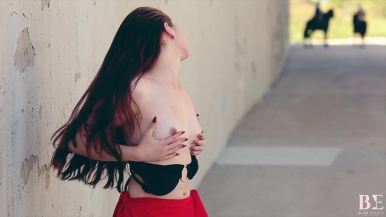 Blush erotica: Elle montre son gode en se faisant regarder avec Jade...