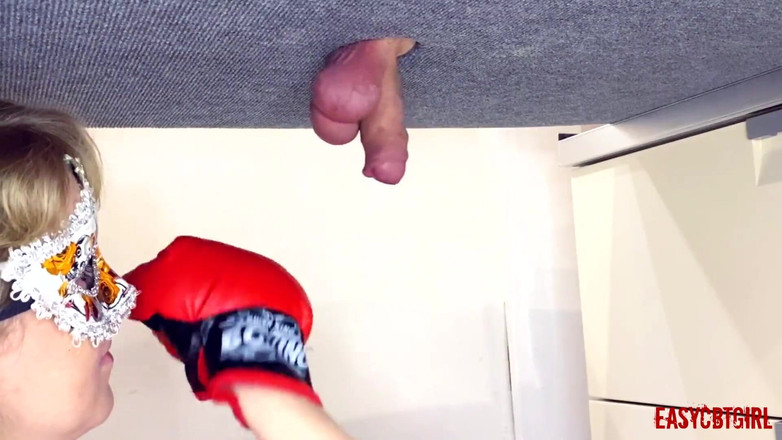 AnnyCandyPainboy: Paní boxuje ve svých otrokových koulích easycbtgirl