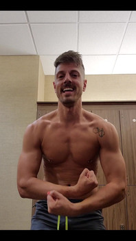 Flexão de manhã cedo depois de um intenso dia de braço
