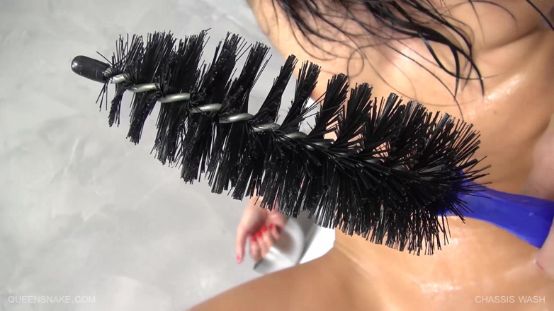 Queen Snake: Khung gầm rửa trên âm hộ xỏ lỗ của cô ấy