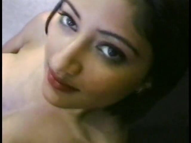 Girls Download Porn: Awek comel India menghisap zakar