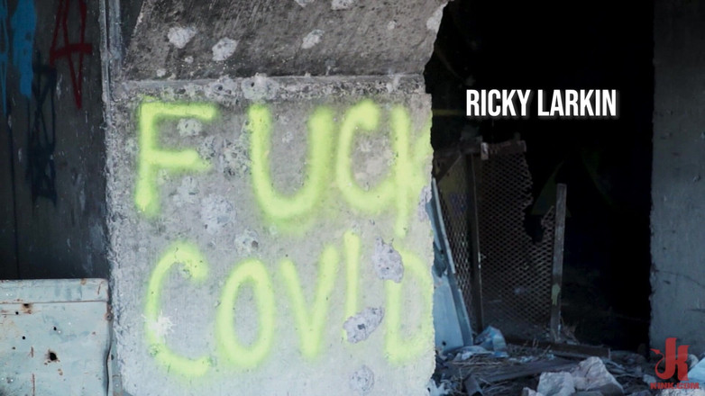 Kinky Bites Gay: Ricky Larkin bersendirian mengikat zakarnya &amp; telur di kilang terbiar