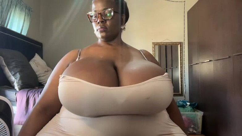 Legendary Booty Overdose: Cewek super semok ini lagi asik menggoda dan goyangin toketnya