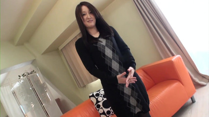 Japan Lust: Japonesa milf sonríe mientras complace su coño