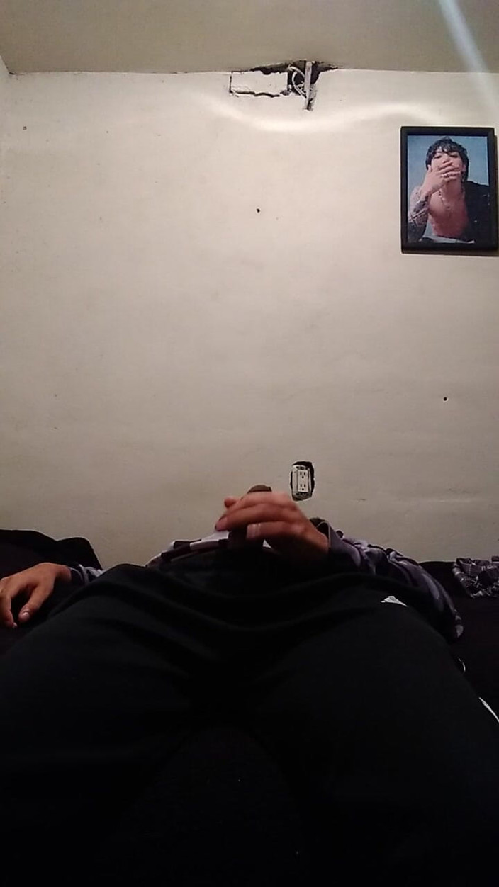 AlexAlejandro13: Bărbat seducător cu pulă uriașă care se pișă din el
