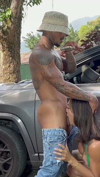 Le jardinier de la maison fit asseoir le travesti sur la bite à l’intérieur de la voiture jusqu’à ce que des litres de sperme giclent