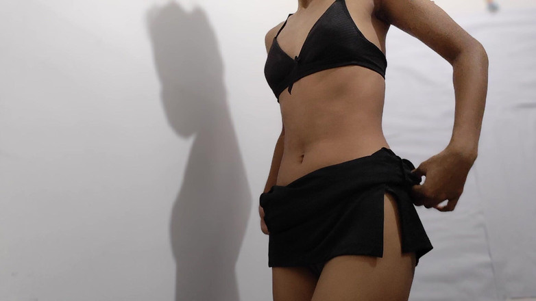 desigirl93: 可爱的印度女孩priyanka展示她的汁液阴户