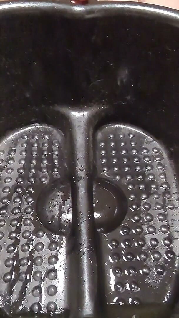 BustyBrendaxx: トイレが埋まっているのでバケツにおしっこをする