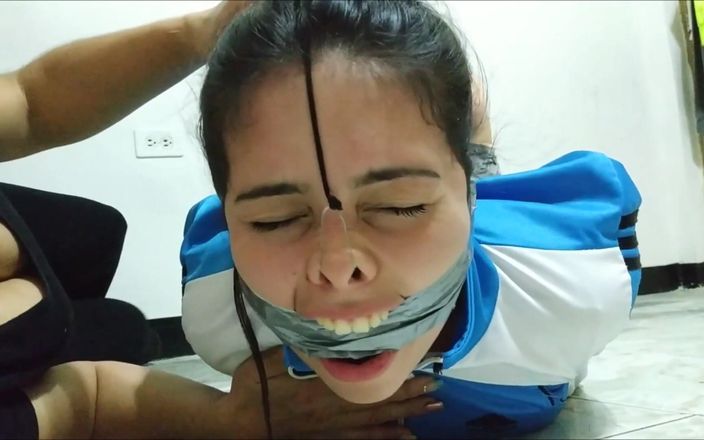 Selfgags Latina Bondage: 被束缚的慢跑者