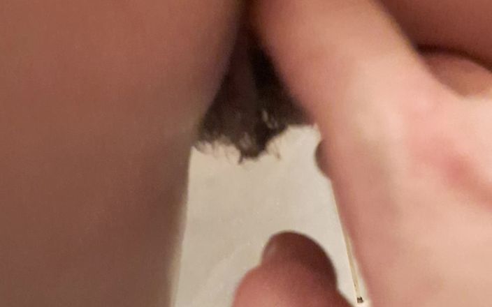 Perwerspaar Bi: Волосатая телочка принимает душ и моет сперму из ее затопленной задницы после анального секса