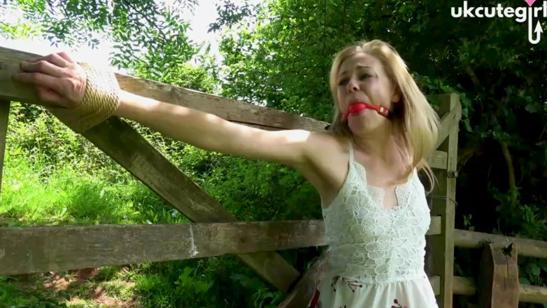 UKCuteGirl Lucy Lauren: Jungfrau am tor gefesselt, crucifix, bondage &amp;mit ballknebel