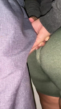 Omylem Se Dotkne Cizího Velkého Čůráka Ve Frontě