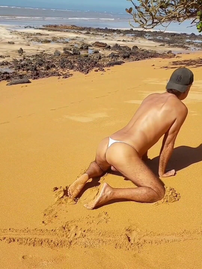 Ladysilvas: Ladysilva crossdresser pamer pantat bahenolnya di balik celana dalam di...