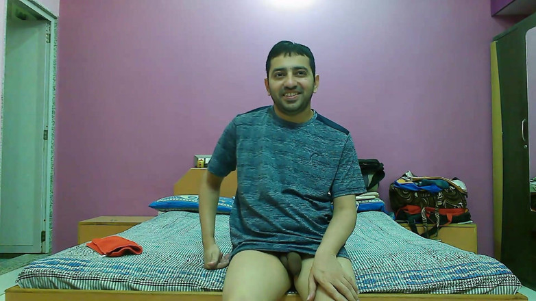 Cute & Nude Crossdresser: Heißer sissy-femboy Sweet Lollipop nur in einem t-shirt und schiebt...