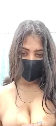 여친이 영상 통화 중 젖탱이를 보여주고 누르다