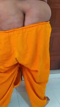 हॉट मम्मी अपने सौतेले बेटे को चोदती है जब उसका पति घर पर नहीं होता है