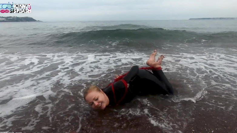 UKCuteGirl: Связанная по рукам и ногам в гидрокостюме - веревочный бондаж побег челенж на пляже