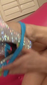 La bella principessa britney gioca con la figa e si scopa un dildo