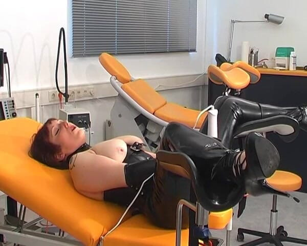 Rubber & Clinic Studio - 1ATOYS: Мастурбация в резине на гинекологе