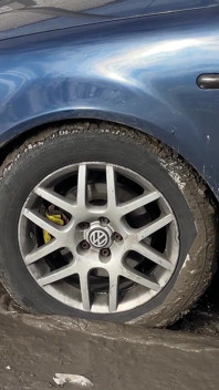 Terjebak di dalam mobil: masturbasi yang putus asa, sepong kontol ceroboh & crot di muka di tempat umum