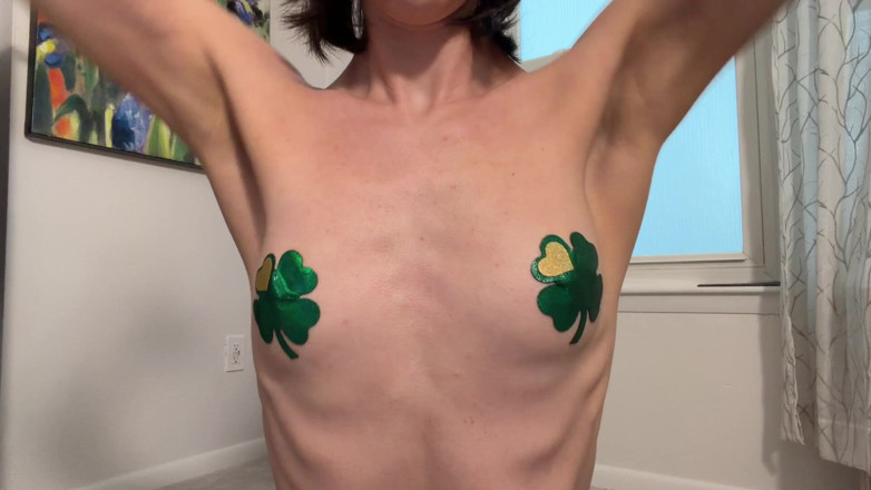 Ms_Emmy_Lynn: 小さな自然の胸に輝くシャムロックパスティ