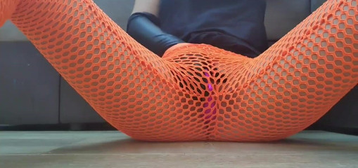 Putana dreams: Hard masturbation in leggings. Teen squirting a lot
