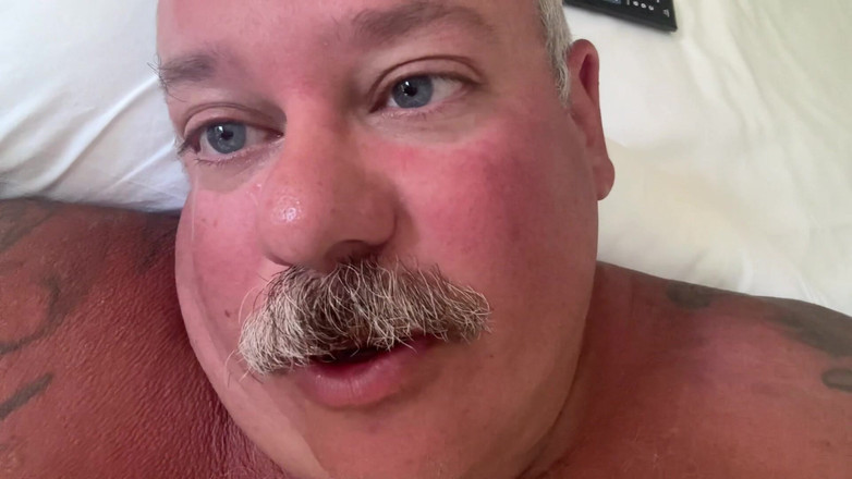 Hand-Free-Daddy-Chub: बड़े मोटे लंड के साथ हंकी रिटायर्ड कोच बहुत मर्दाना