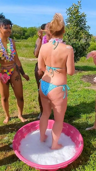 Chicas Descalzas Burbujeantes: Diversión De Pies Mojadas Y Salvajes
