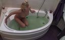 Milfs and Teens: Dojrzała kobieta lubi gorącą kąpiel