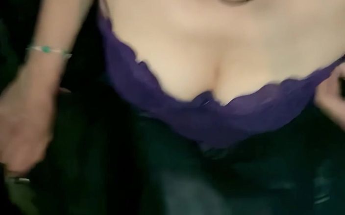 Lady Oups: Cewek dengan rok mini tanpa celana dalam di tempat umum