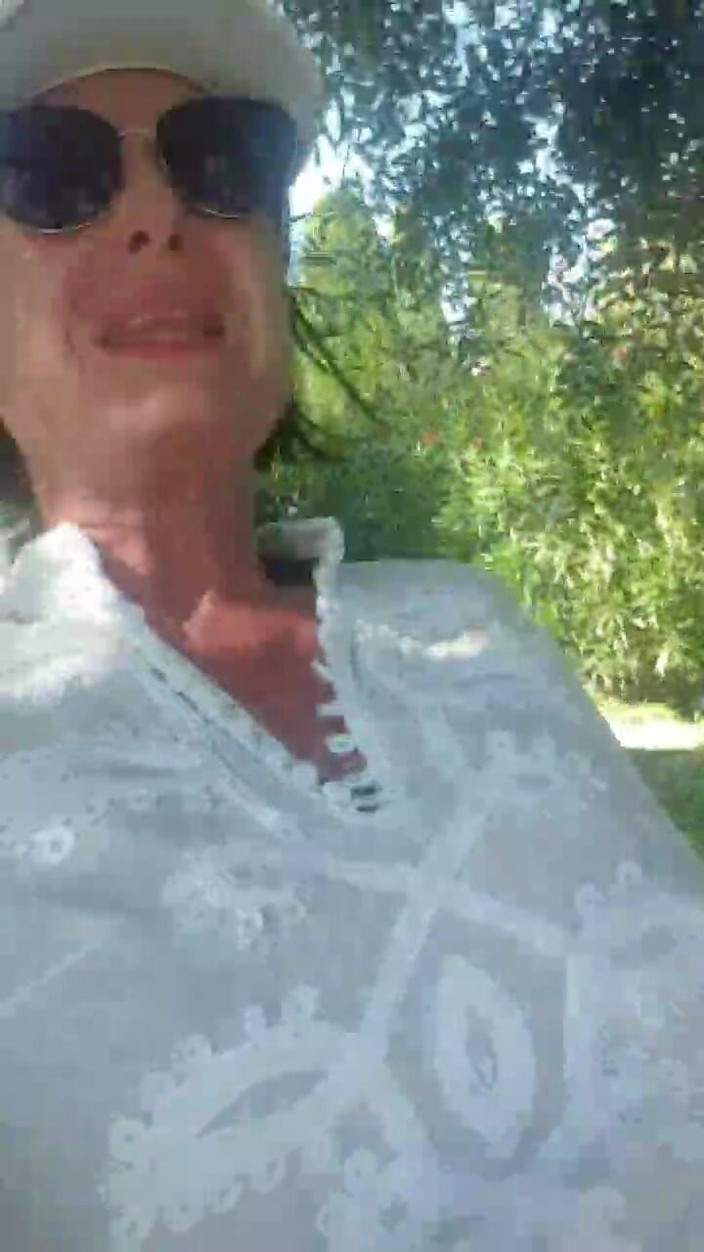 JulieEroticDress: リスキー・プレイスのスクワート