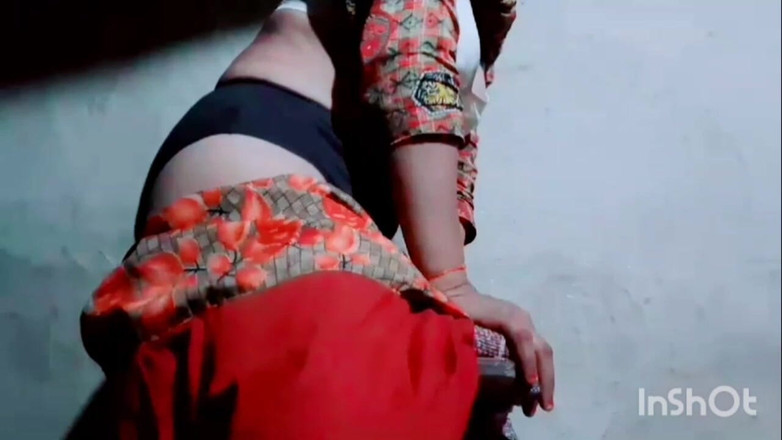 TricolorMusic3: Натискаючи груди на одяг, вона поступово стає дуже збудженою і знімає весь одяг зі свого тіла