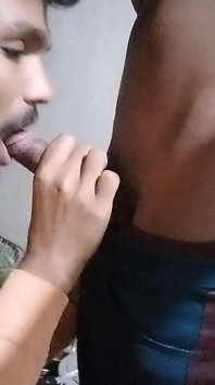 Gay indiano - oggi per la prima volta che ho preso il pene del mio amico del college in bocca