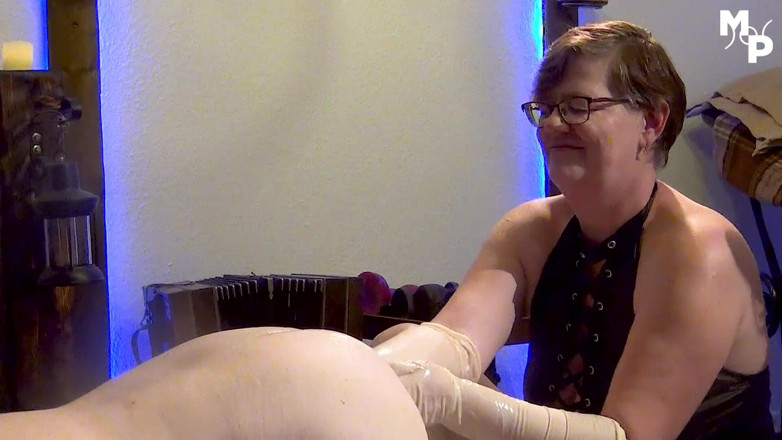 Schwester Sandra: Femdom fisting and fucking his male cunt