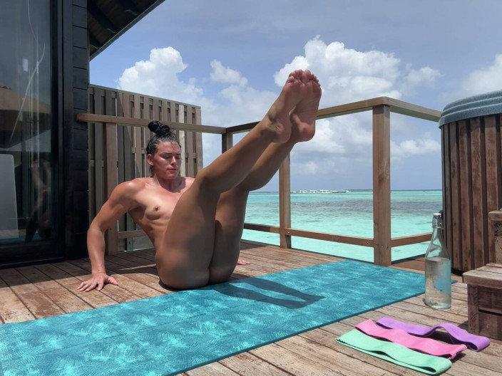 Temptress Lexa: Adalı kız açık havada çıplak egzersiz ve yoga!