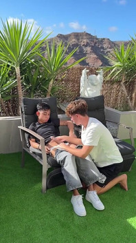 Bailey quyết định làm tình với một chàng trai khác